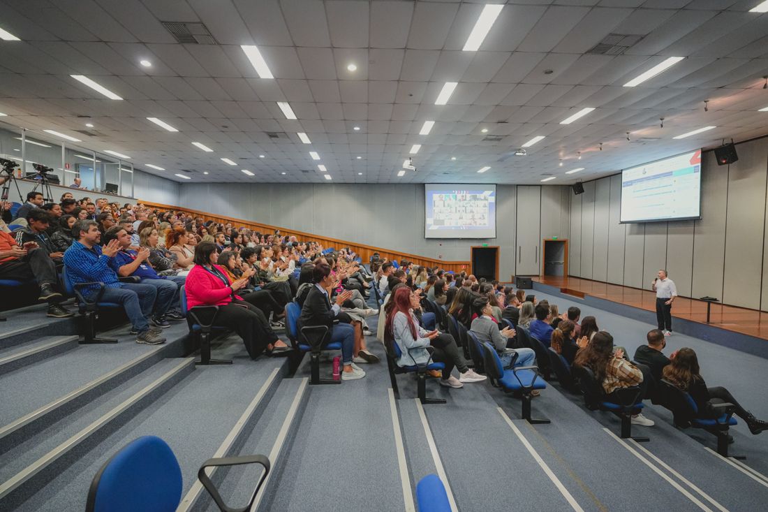 Kiko Campos fala a um auditório lotado de líderes do Carrefour Brasil, 2024