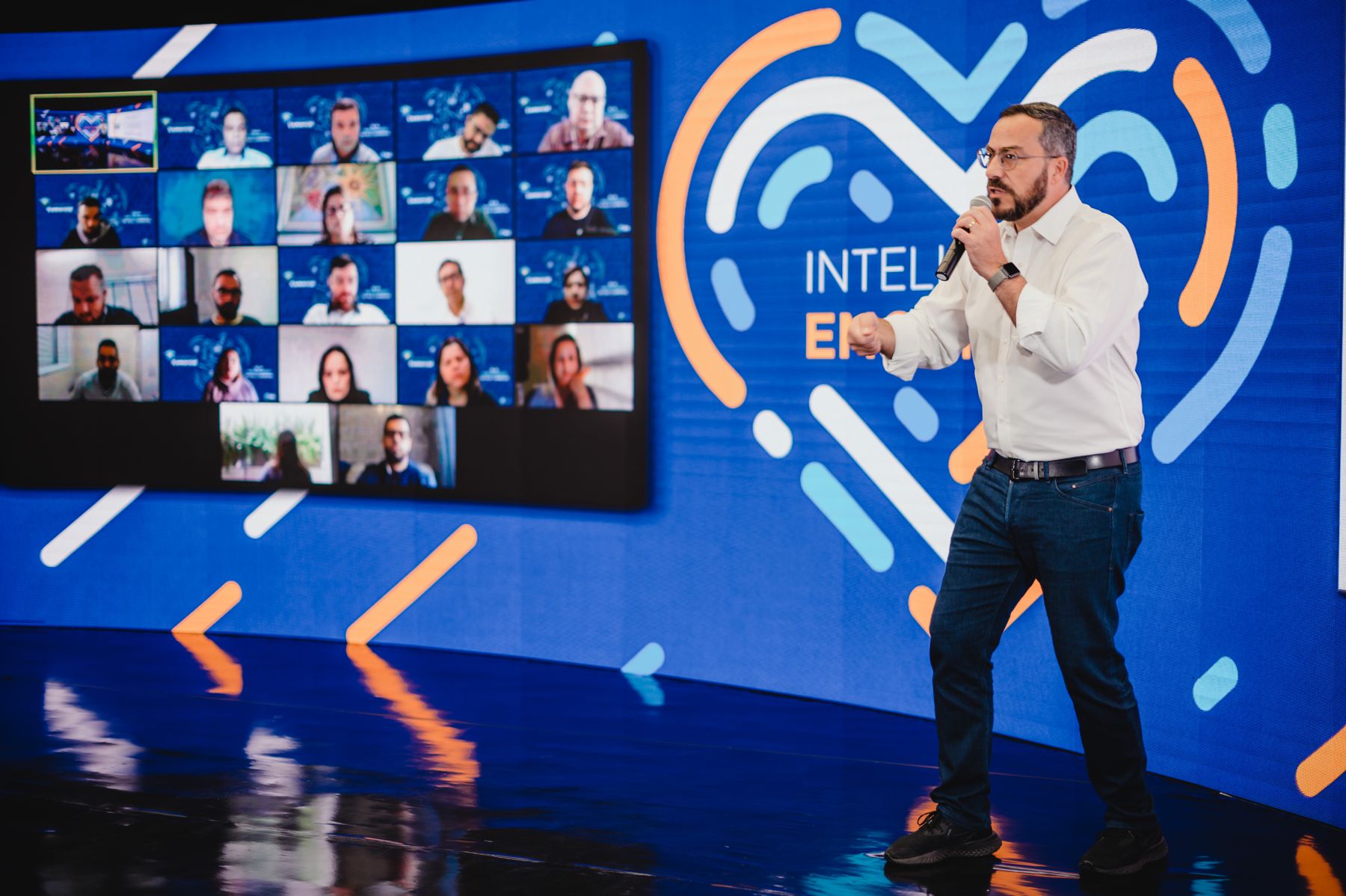 Kiko Campos no palco do Big Talks, com líderes conectados no telão, 2021